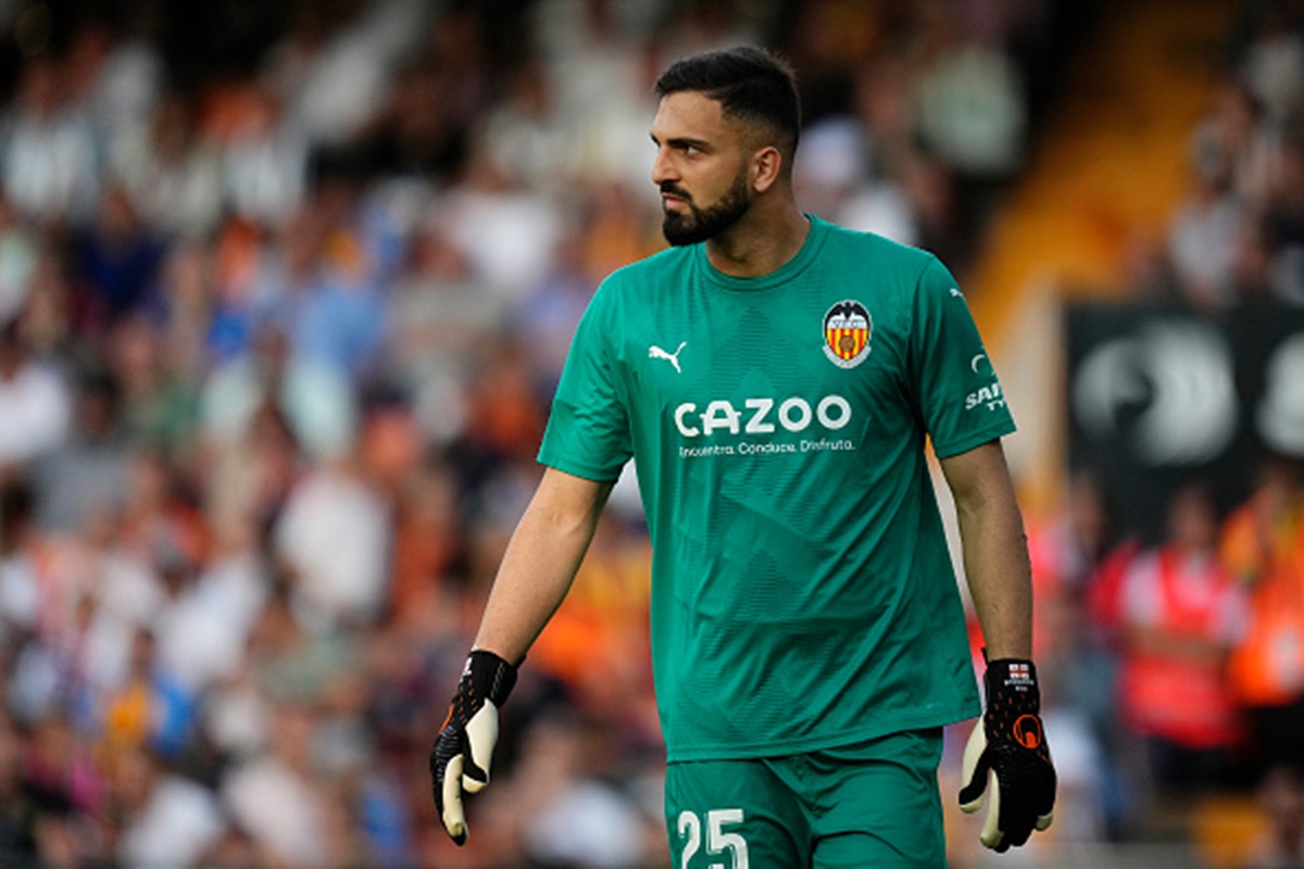 Newcastle target Mamardashvili hints at potential stay but Valencia fans don’t buy it